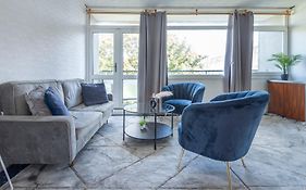 Entire 3 Bedroom Luxury Apartment In London With Private Balcony